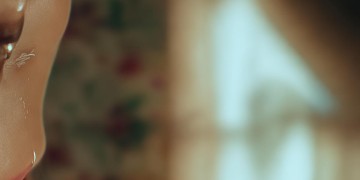 当眼泪从嘴角滑落出自哪首歌？