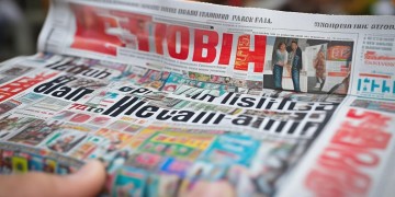 头条里面的英文歌究竟叫什么？