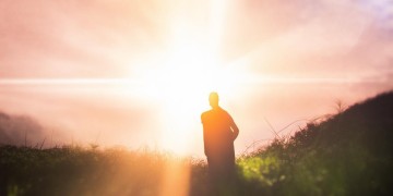 勇敢的人背后有光出自哪首歌？
