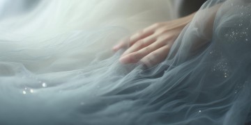 左手碰着你的背究竟是哪首歌？