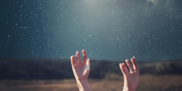 又手握着天这句歌词出自哪首歌？