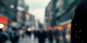 在人多的地方流泪出自哪首歌？